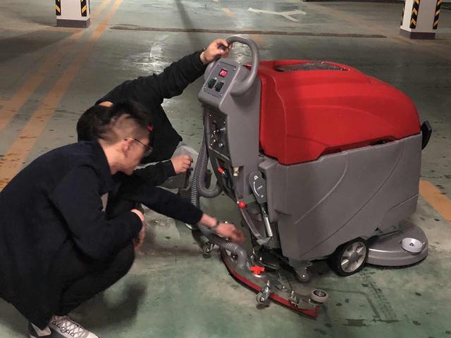 大型商超的停車場(chǎng)選用手推式洗地機(jī)GX3